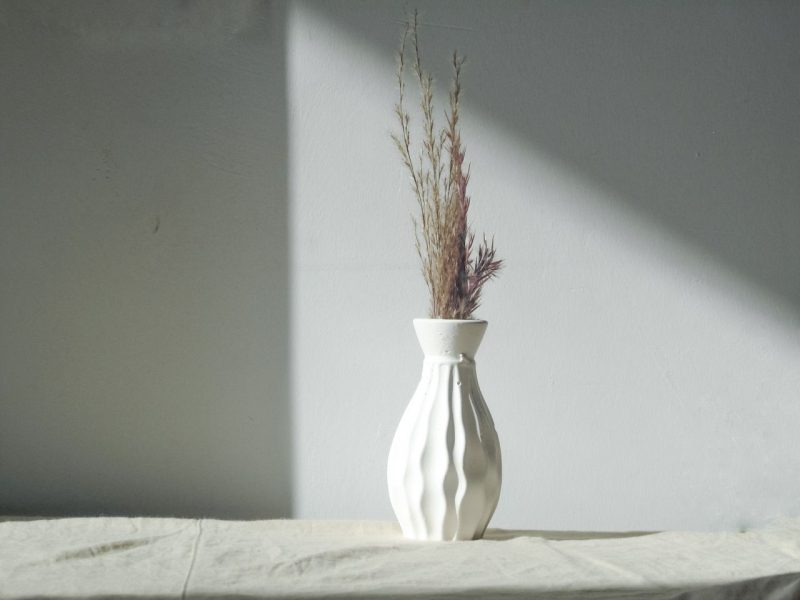 Jak pielęgnować rękodzieło? Poradnik dbania o rzemieślniczą ceramikę, tekstylia i drewniane meble
