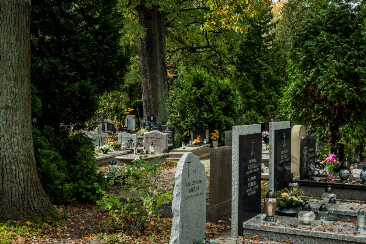 Nagrobek z kompozytu – trwałość, wygląd i możliwości personalizacji