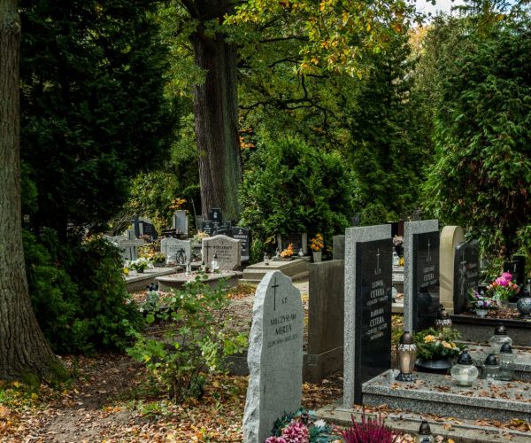 Nagrobek z kompozytu – trwałość, wygląd i możliwości personalizacji