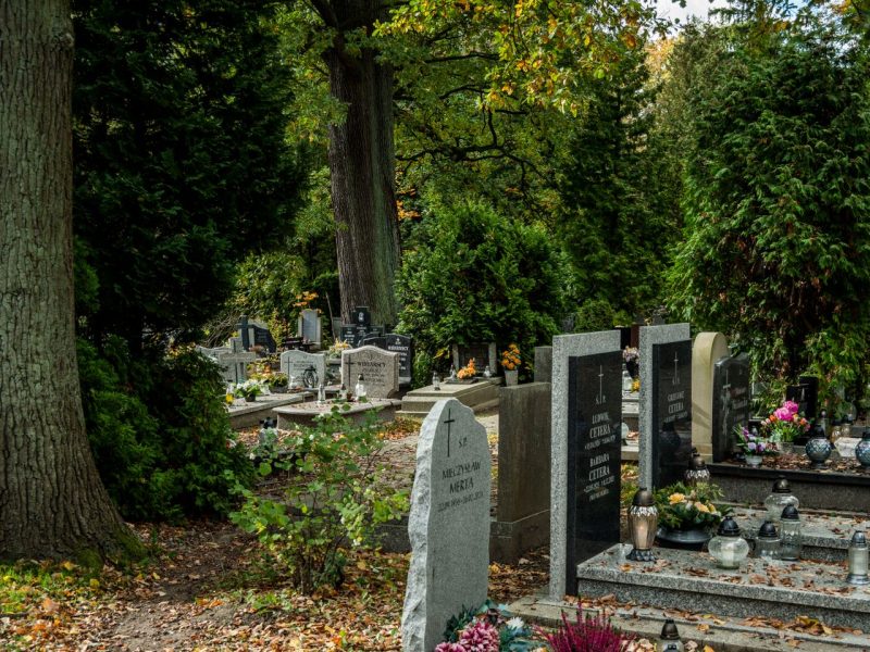 Nagrobek z kompozytu – trwałość, wygląd i możliwości personalizacji